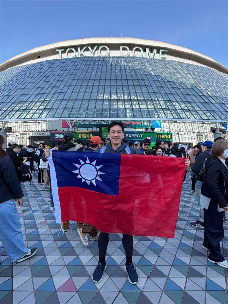 經典賽／黃暐瀚持國旗現身東蛋！竟巧遇費爸「穿台灣戰袍」秒鞠躬致謝抱出場外