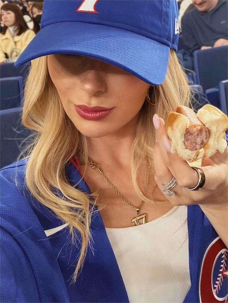 費仔辣妻「穿CT藍球衣猛上縮」SSR身材開外掛！網看驚：根本穿出MLB的質感