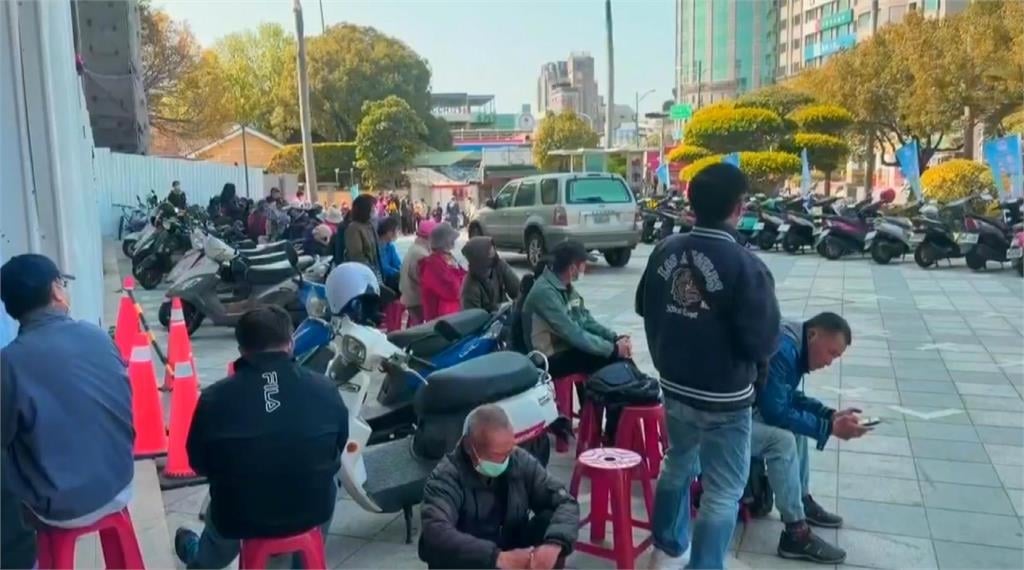 醉翁之意不在酒？彰化縣府應援送肉圓　民眾「排了又排」無限領工作人員苦勸