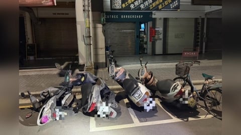 邊走邊推倒機車　醉男涉毀損至少38輛機汽車