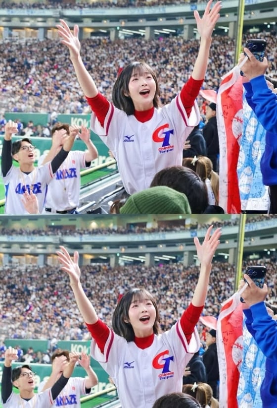 經典賽／籃籃場邊應援「雙手緊握、眼眶全紅」祈禱費仔全壘打！揪心畫面國際瘋傳