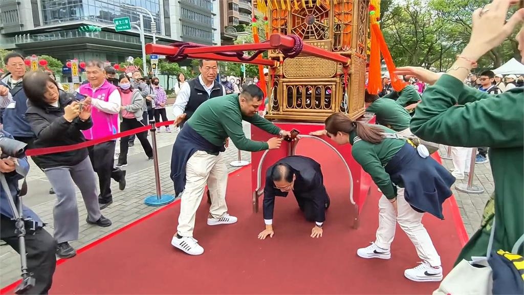 景福宮百年遶境登場！　張善政鑽轎底、蘇俊賓親扛神將