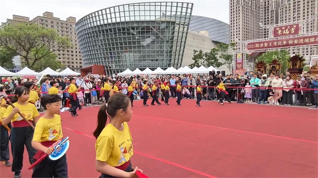 景福宮百年遶境登場！　張善政鑽轎底、蘇俊賓親扛神將