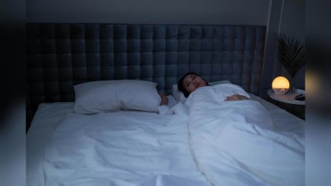 失眠不只是壓力大或想太多?最新研究曝「大腦關機關鍵」:生理時鐘延遲