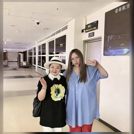 白冰冰機場偶遇「歌壇天后」！激動發文稱她「孝順又貼心」引網熱議