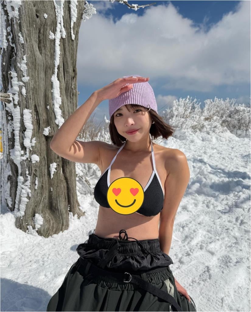 一隻阿圓「跪坐雪地」解放比基尼！深U弧形「大雪球險掉出」網嗨翻：滿出來了