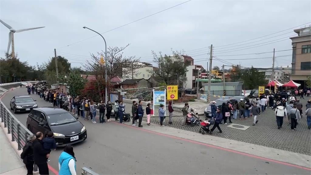 超可愛！白沙屯奶嘴限量發送　阿公阿嬤疼孫都來排隊領取