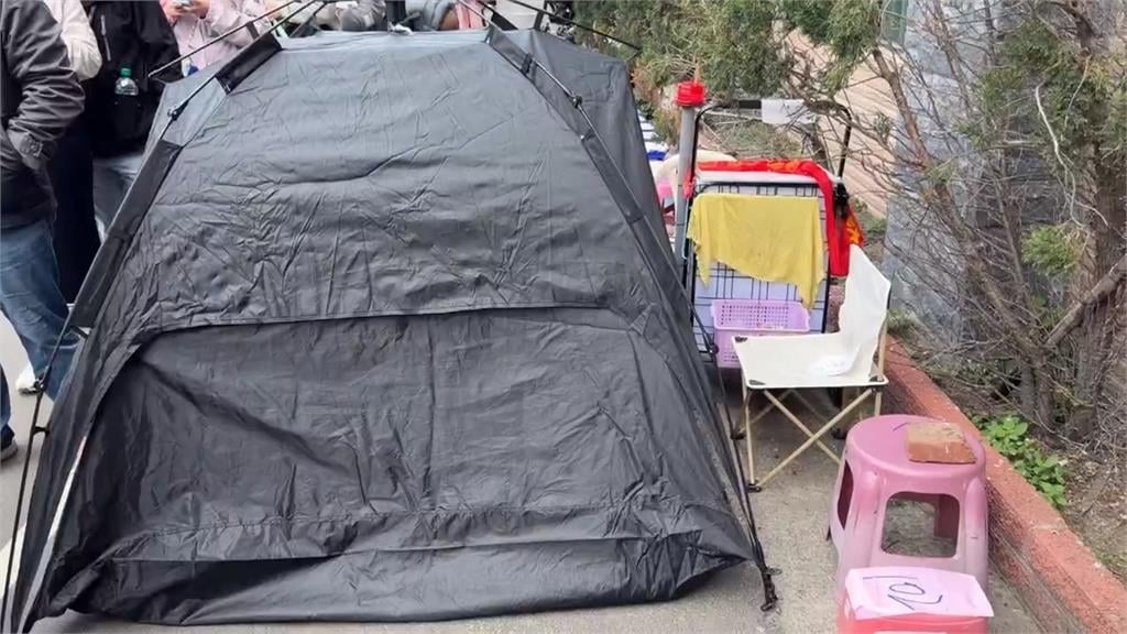 超可愛！白沙屯奶嘴限量發送　阿公阿嬤疼孫都來排隊領取