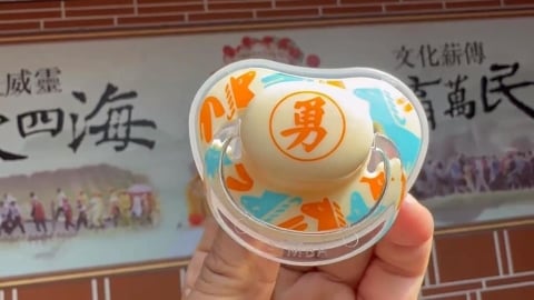 超可愛！白沙屯奶嘴限量發送　阿公阿嬤疼孫都來排隊領取