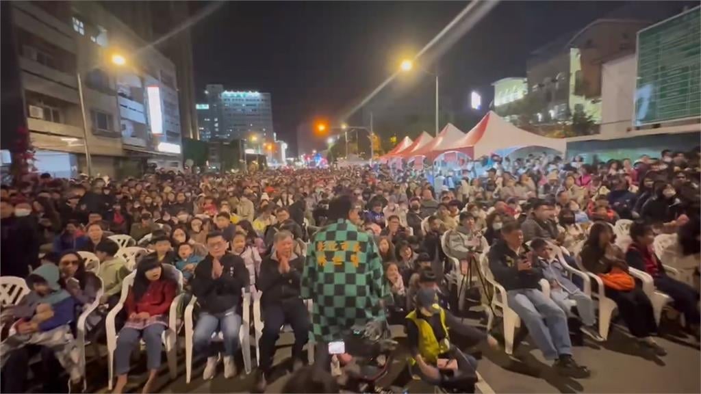 彰化古城踩街嘉年華火舞表演 民眾搶看楊立微「卡位爆口角」