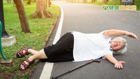 6名長者就有1人曾跌倒！國健署推「長者量六力」檢測　助銀髮族保命