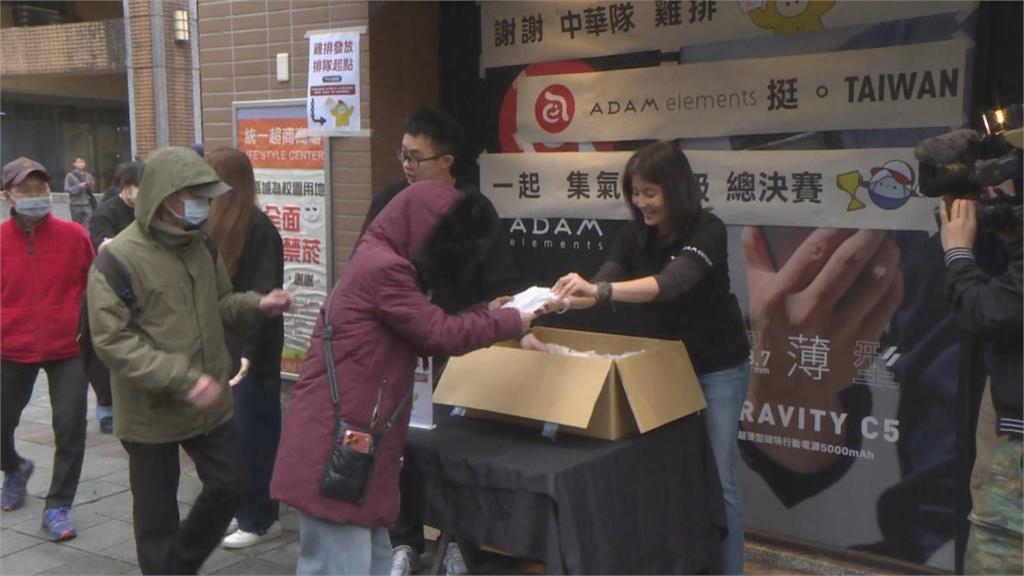 經典賽／霸氣加碼發300片雞排！老闆慶祝台韓大戰勝利　超狂排隊畫面曝光