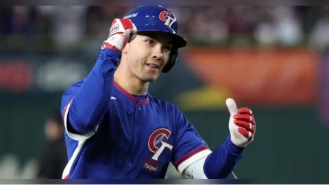 費仔連2戰開轟！球迷嗨喊「頒發健保卡」　健保署長回應了