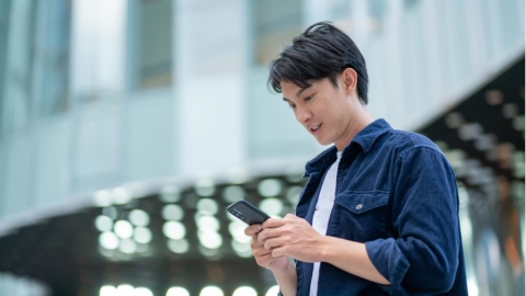 25歲男被診斷青光眼! 一旦罹病「恐永久視力喪失」 醫坦言:滑手機是原因之一