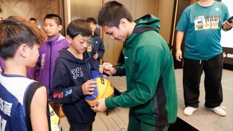 HBL(影)／拚衛冕前先鼓勵幼苗！松山隊長劉廷寬替小學聯賽站台、大方送簽名球