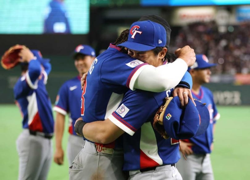 中華隊贏韓國後球員相擁而泣。（圖／達志／美聯社）