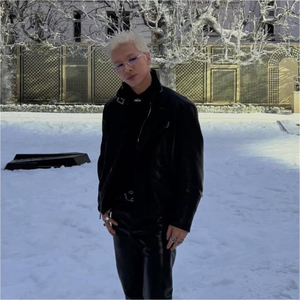 BIGBANG太陽「白髮＋皮衣＋眼鏡」！撞臉「科技界1大咖」笑翻網：回不去了