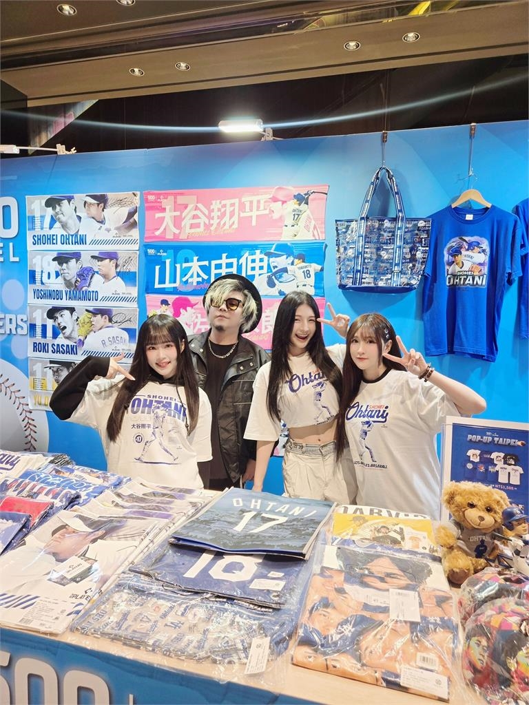 迎接WBC棒球熱潮！「港仔台爸」張啟樂、啦啦隊女神宛宛 登MLBPA快閃店