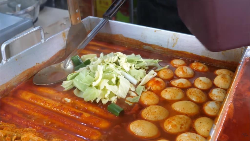 她在南韓路邊攤目睹「1事」原地尖叫！網加碼曝：阿珠嬤會把「這個」倒回去…