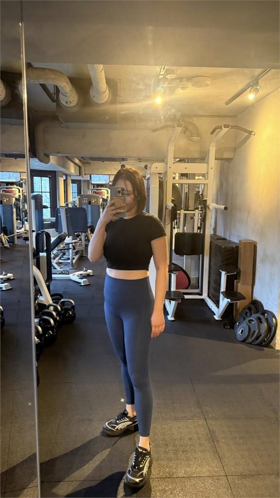 健身房「瑜珈褲正妹」起伏太猛！一抬頭「竟是劉品言」產後4個月反差震撼網：好厲害