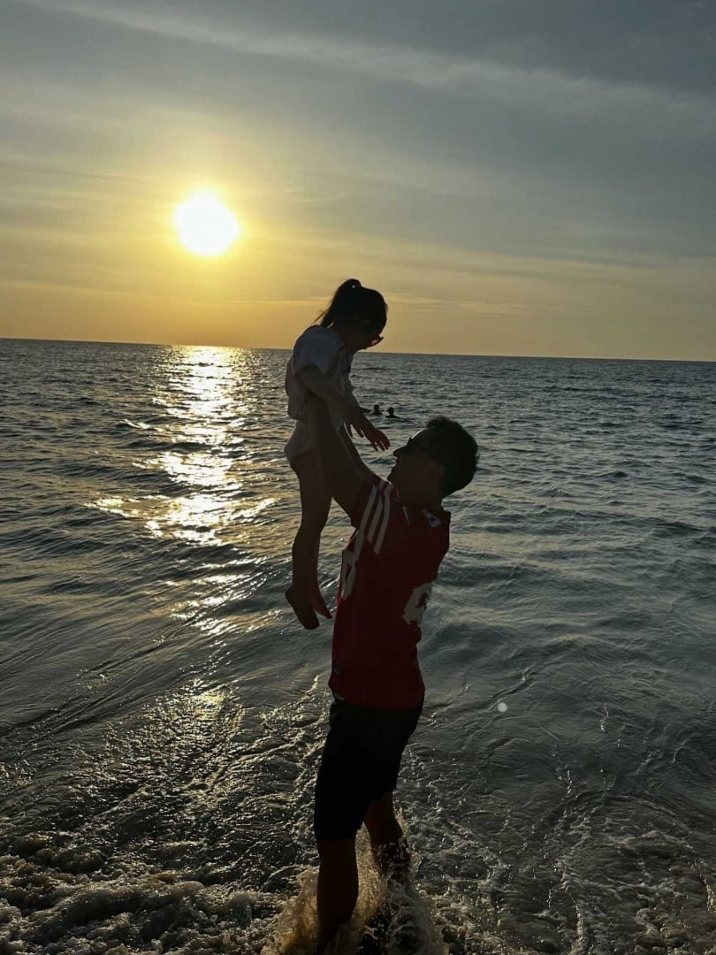 Joe留言後王思佳的確沒再PO出老公正面，只有側臉照。（圖／翻攝自王思佳臉書）