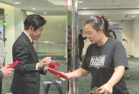 終於回家！最後一批104台人杜拜返台　行政院秘書長張惇涵親自接機