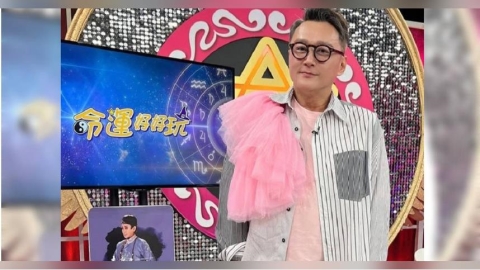 娛樂報報／何篤霖赴泰國過年　膝蓋不適坐輪椅下飛機