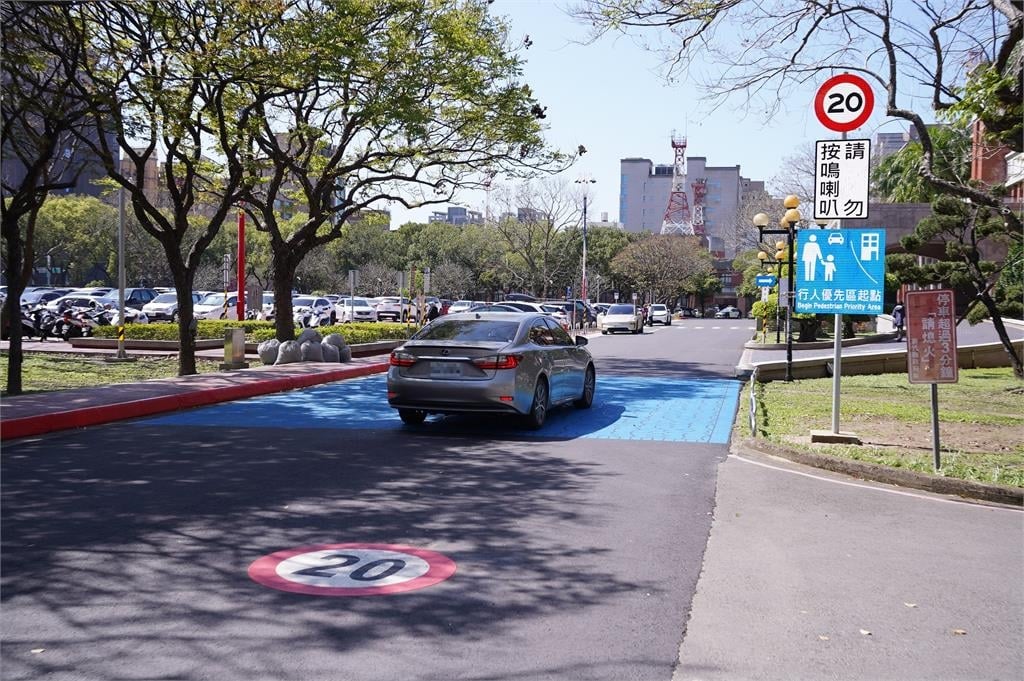 新竹縣府前驚現「漂浮」斑馬線！車輛超過「這速度」小心3萬6秒噴飛