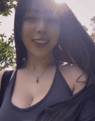 梓梓辣穿U領「深溝炸出雪球」！上帝視角「6秒晃片」曝光…1.3萬人嗨喊：太犯規