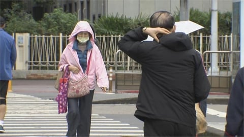 冬天睡覺「雙腳冰到炸」藏被窩也沒用！醫警告「內建1功能壞了」做2事秒變大暖爐