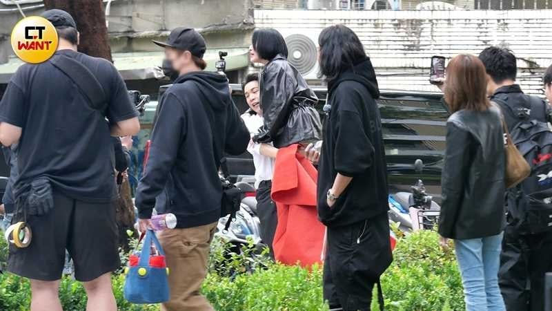 突然靈機一動，竟將小S整個抱起來，小S嚇得尖叫連連，兩人互動相當逗趣。（圖／本刊攝影組）