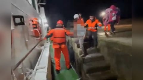 跌倒頭有外傷及左側耳漏　海巡艇緊急接駁50歲男後送就醫