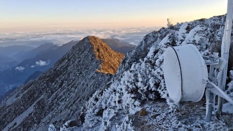玉山降雪！陽光照耀銀白世界　清晨低溫僅零下8.9度