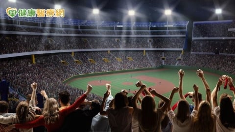 球迷賽後集體「燒聲」!醫教「保護聲帶必做3件事」避免出血風險