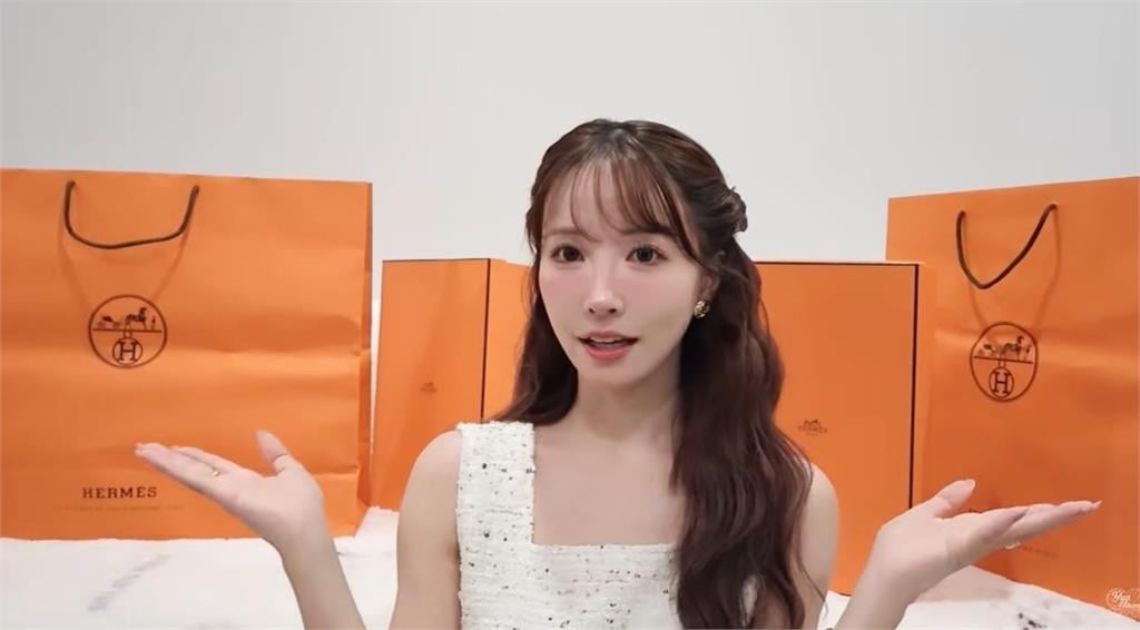 三上悠亞YT開箱精品包！被網酸「靠裸體賺錢」本人不忍回嗆了