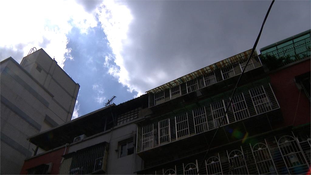 獨/男黃湯下肚「持雙刀」攻擊兄弟 警使出電擊槍迅速逮人