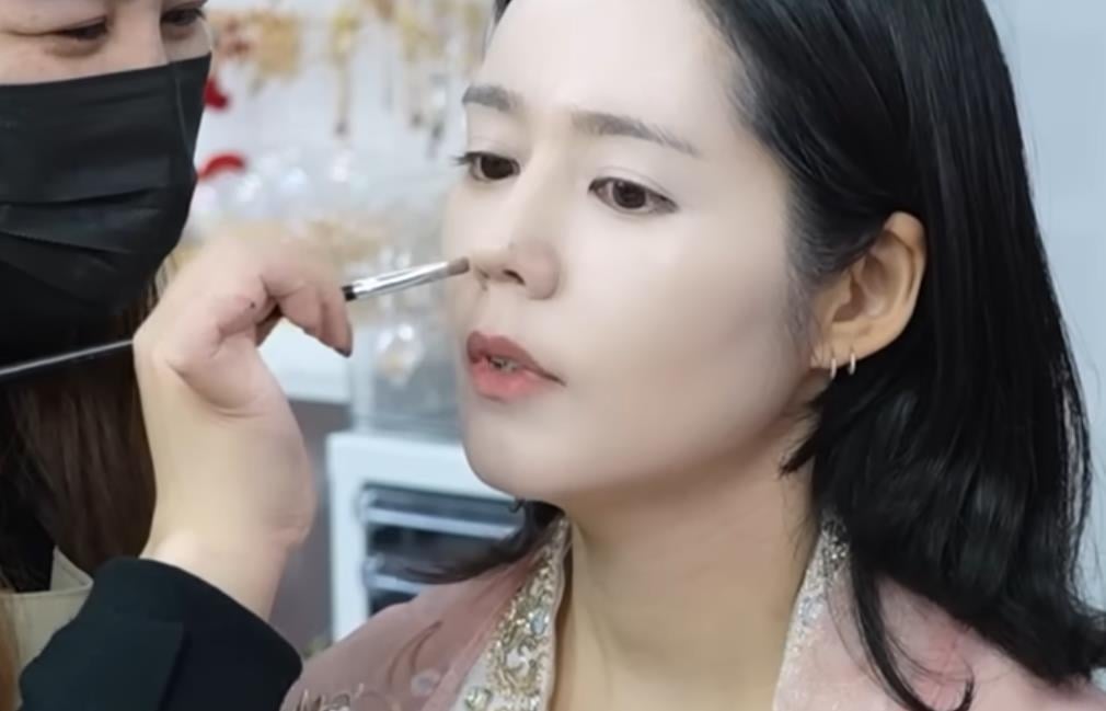 韓佳人赴上海挑戰「中國網紅妝」！成品掀兩極評論遭酸「素顏比較美」
