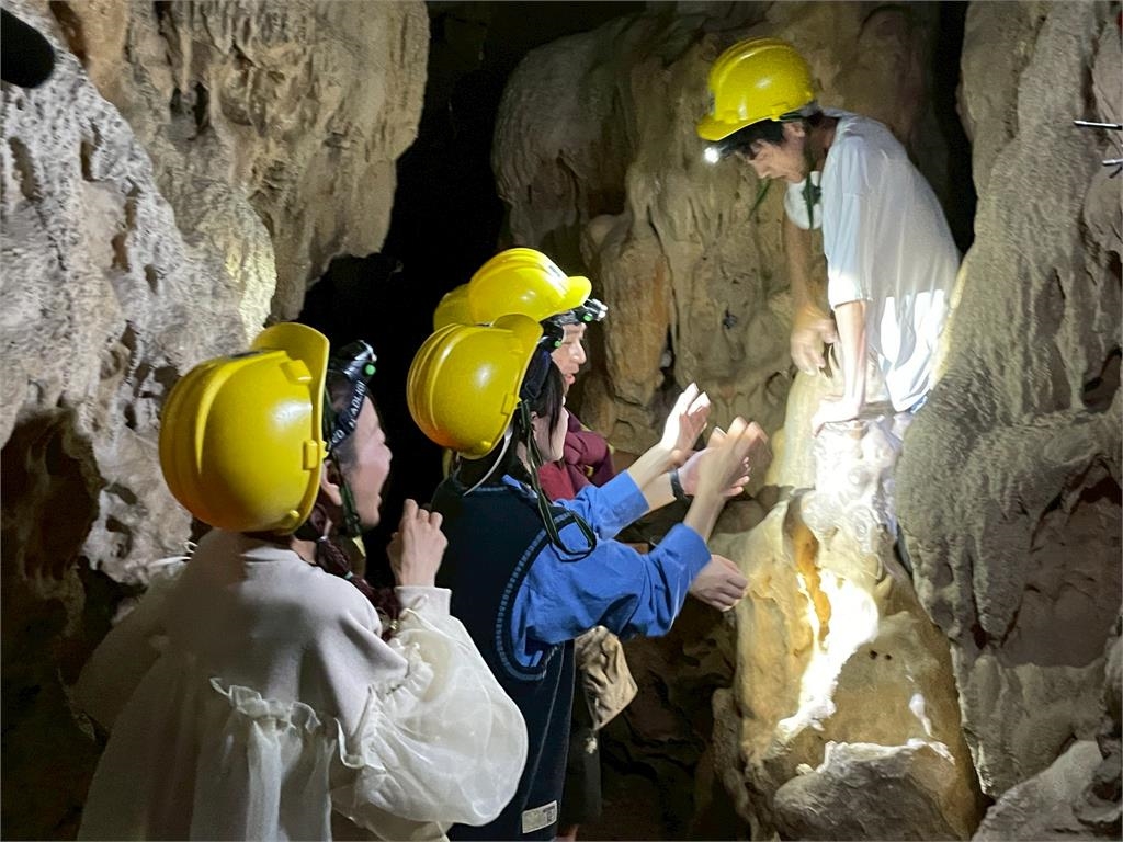 無尊爬鐘乳石洞突發病！臉色慘白卡在洞裡