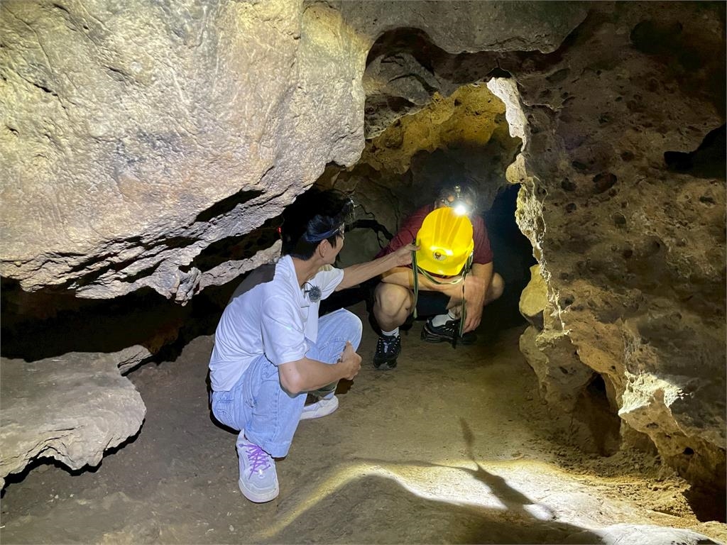 無尊爬鐘乳石洞突發病！臉色慘白卡在洞裡