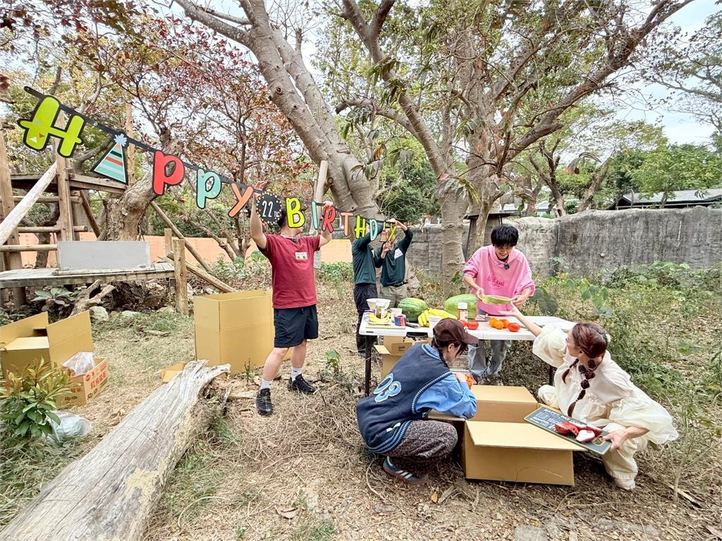 無尊爬鐘乳石洞突發病！臉色慘白卡在洞裡