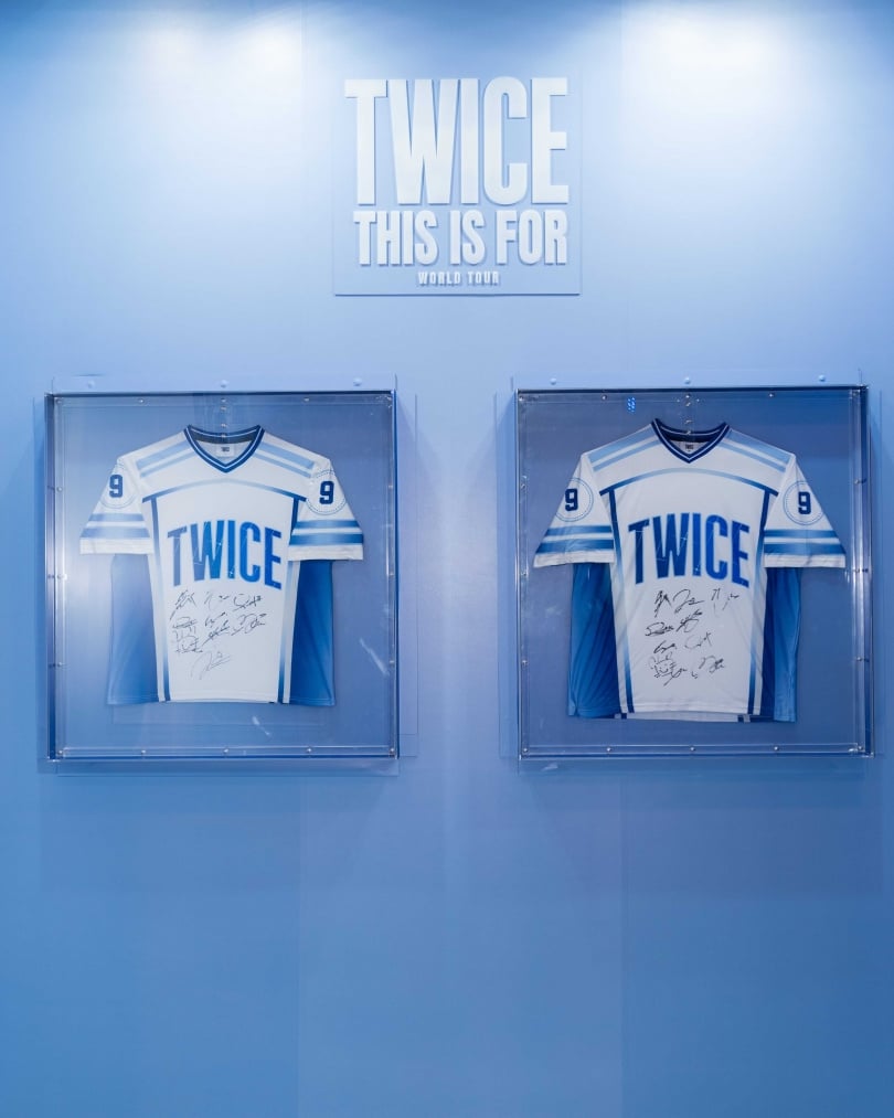 快閃現場展示成員簽名球衣。(圖/Live Nation Taiwan提供)