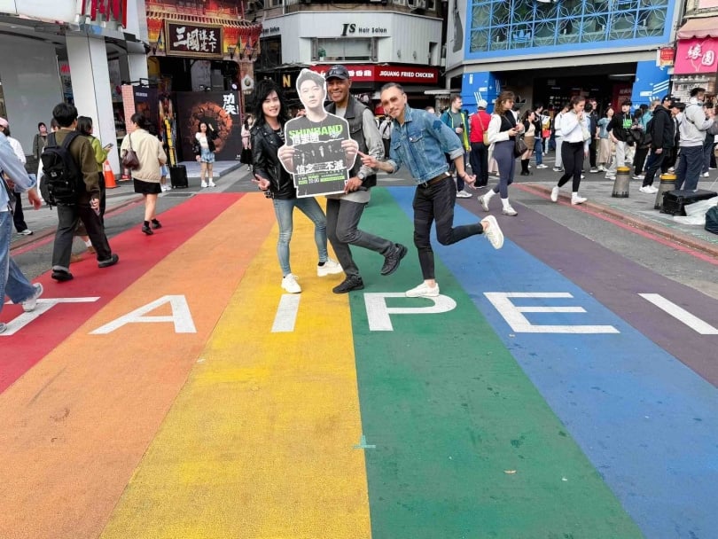 信樂團重返充滿回憶的西門町街頭，為即將到來的台北音樂會宣傳暖身。（圖／信世紀音樂提供）