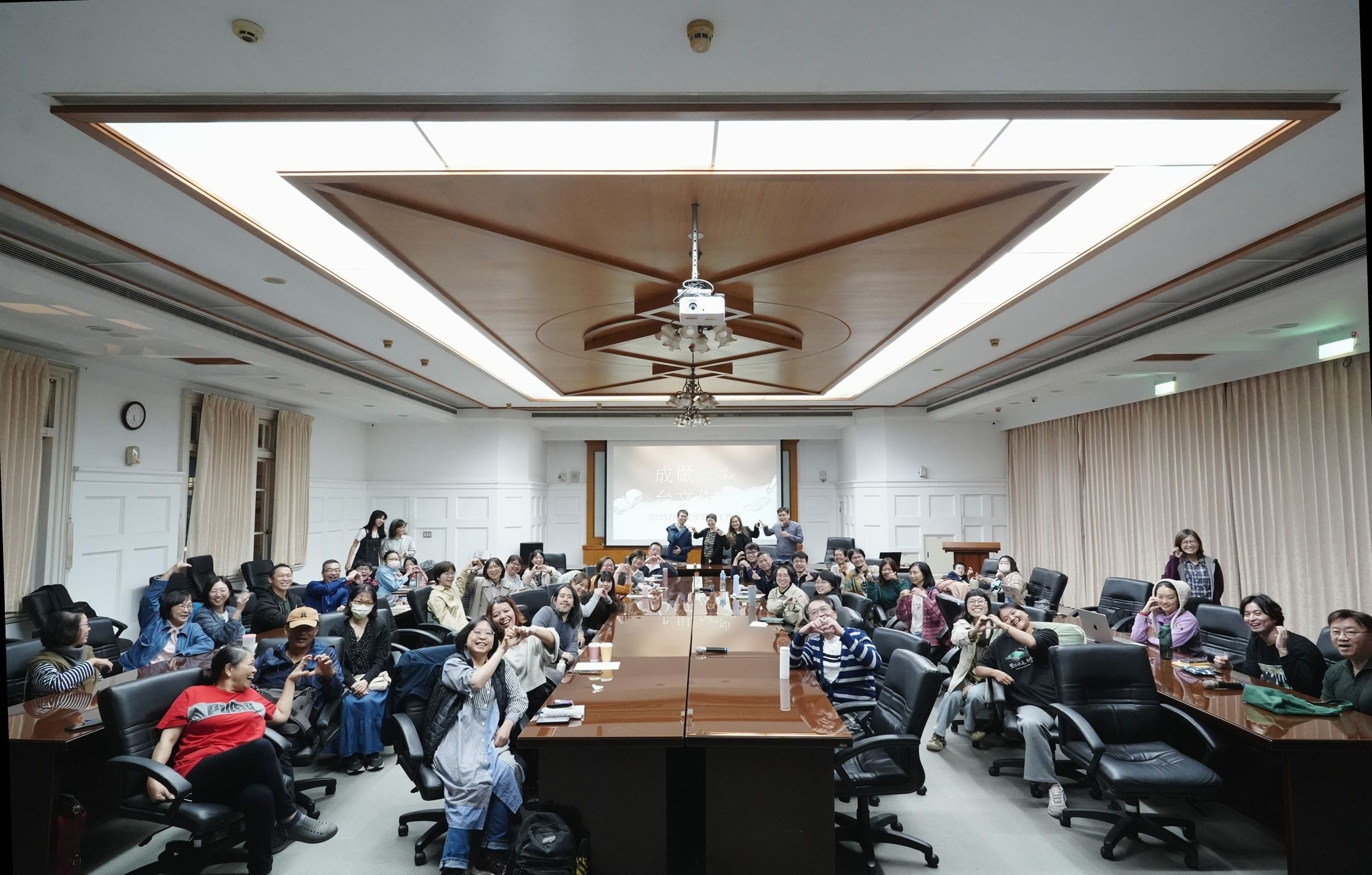 歡迎逐家台語扭掠來論深度文學----2025年台語寫作工作坊台南場與會人員大合照 圖/文化部