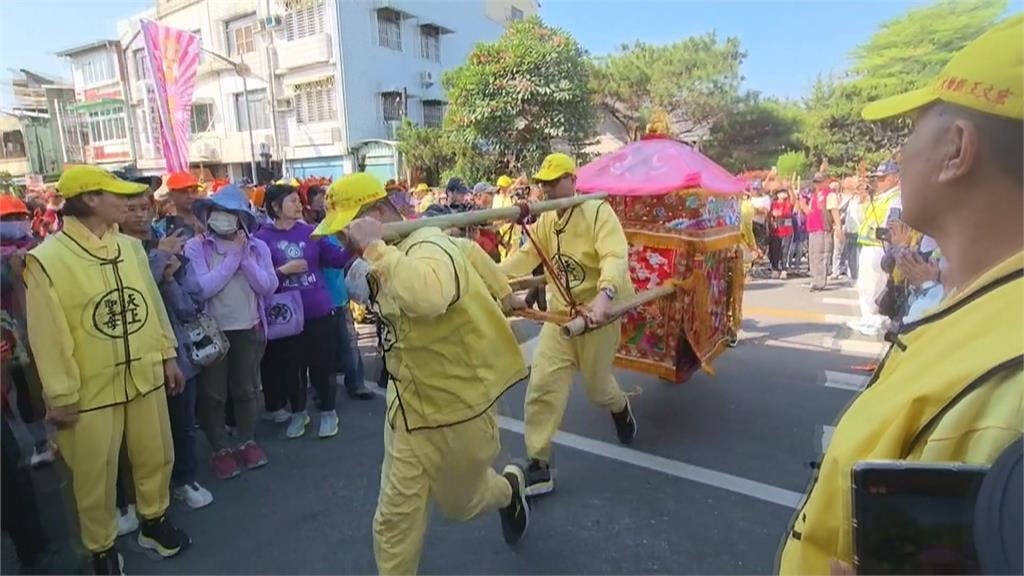 「粉紅超跑」來了! 白沙屯媽祖到屏東 信眾搶鑽轎底