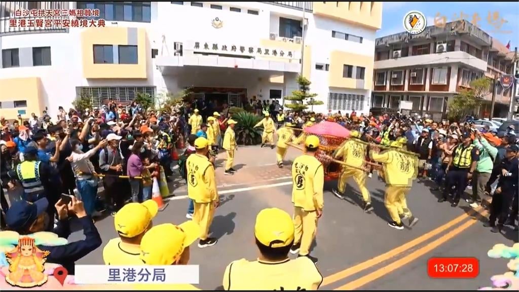 「粉紅超跑」來了! 白沙屯媽祖到屏東 信眾搶鑽轎底