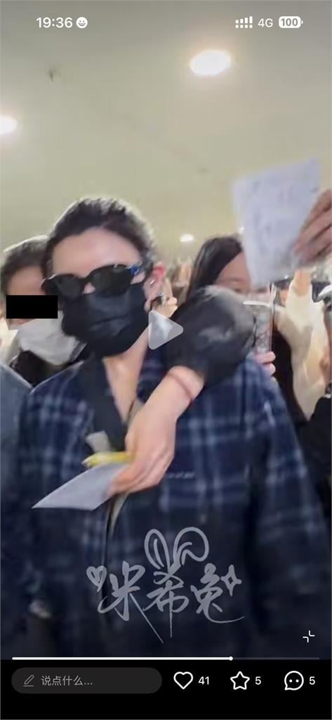 陳妍希上海搭機「遭中粉鎖喉式表白」!整隻手「伸到胸前」畫面惹怒網:我去