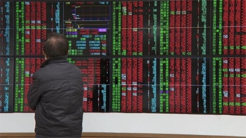 中東狂燒「AI題材沒災驚」？外媒點「2檔抱10年保命」全球GDP起飛看它