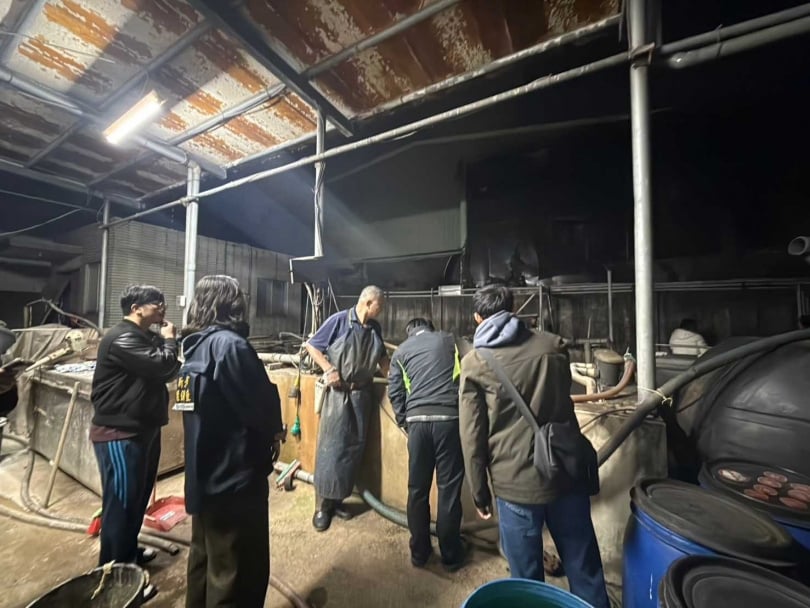 稽查人員於廠內勘查。(圖/翻攝自新北市政府官網)