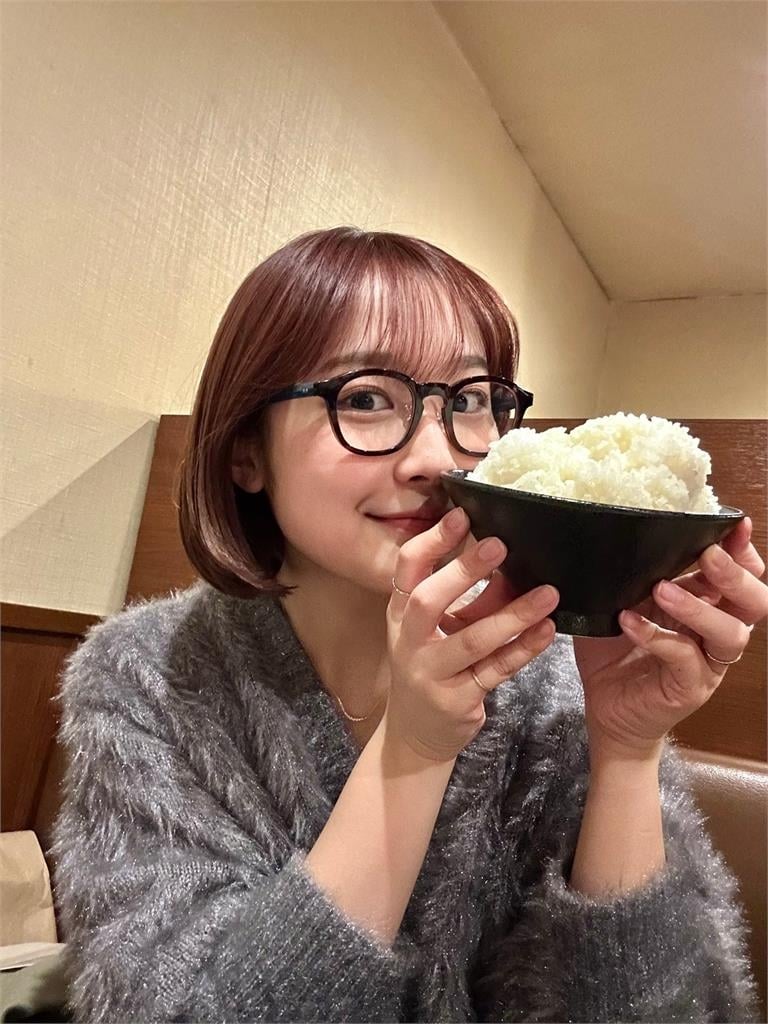 昔自爆「1天拉4次」暴紅！日本正妹主播「端出超巨一碗」震撼網：好反差