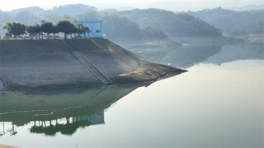 水情拉警報！苗栗３水庫蓄水量腰斬　土地公廟露出激似「希臘神殿」